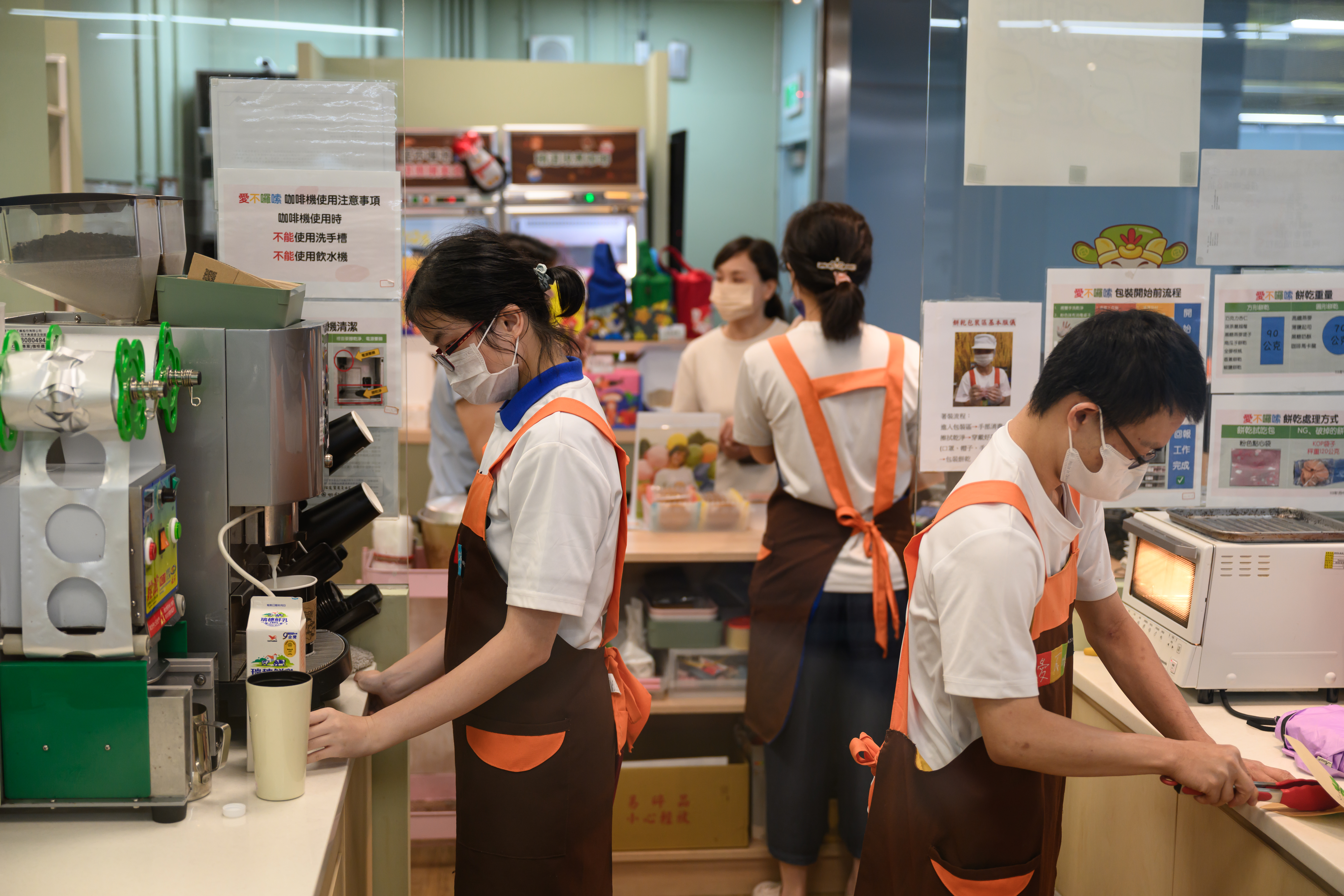 圖說：從製作飲品到整理環境，夥伴們在一次次的實務操作中，持續提升服務技能與面對顧客的能力。