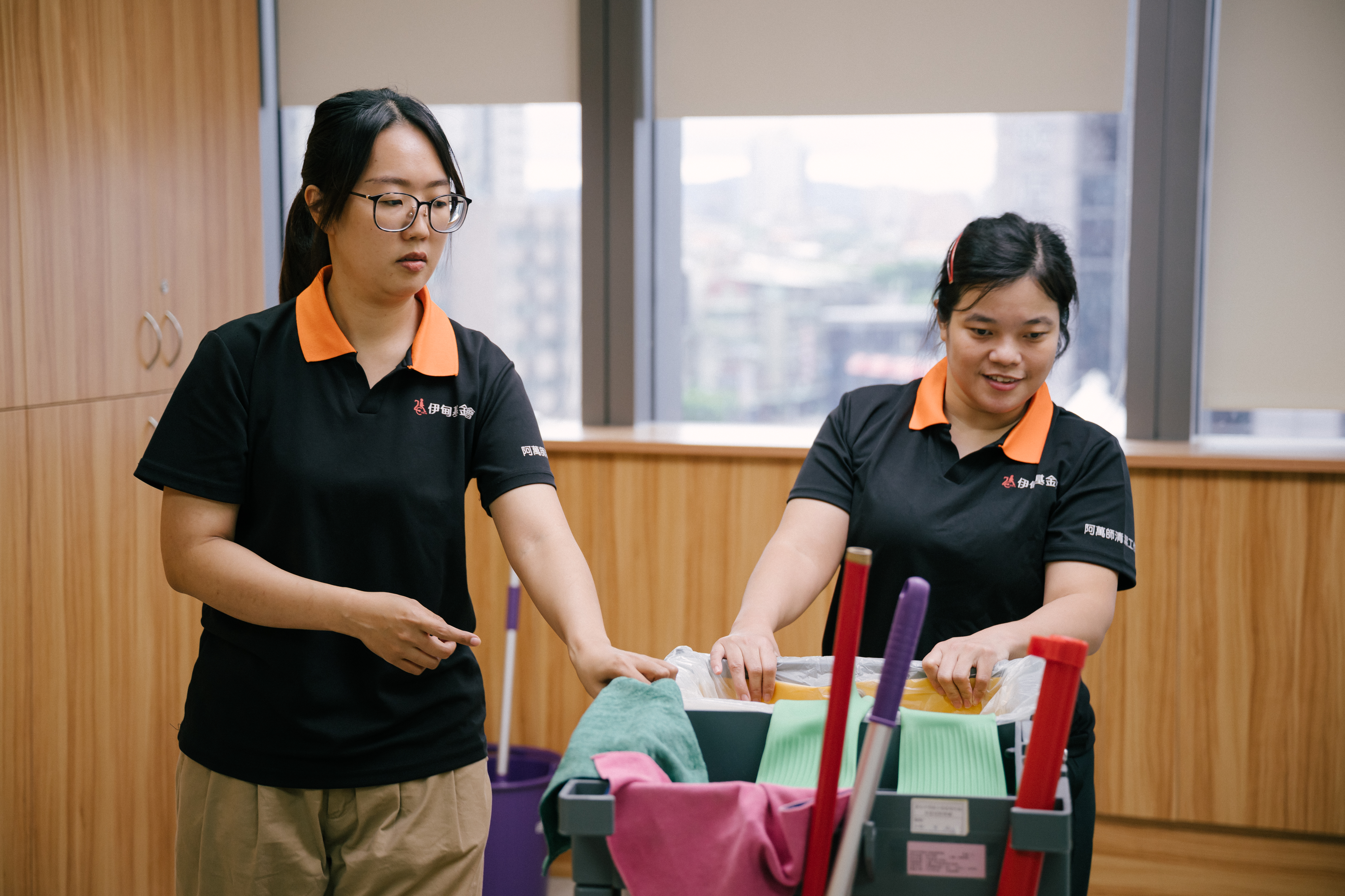 蔡依靜主任親自示範清潔流程，陪伴庇護員工在實作中累積技能與信心。