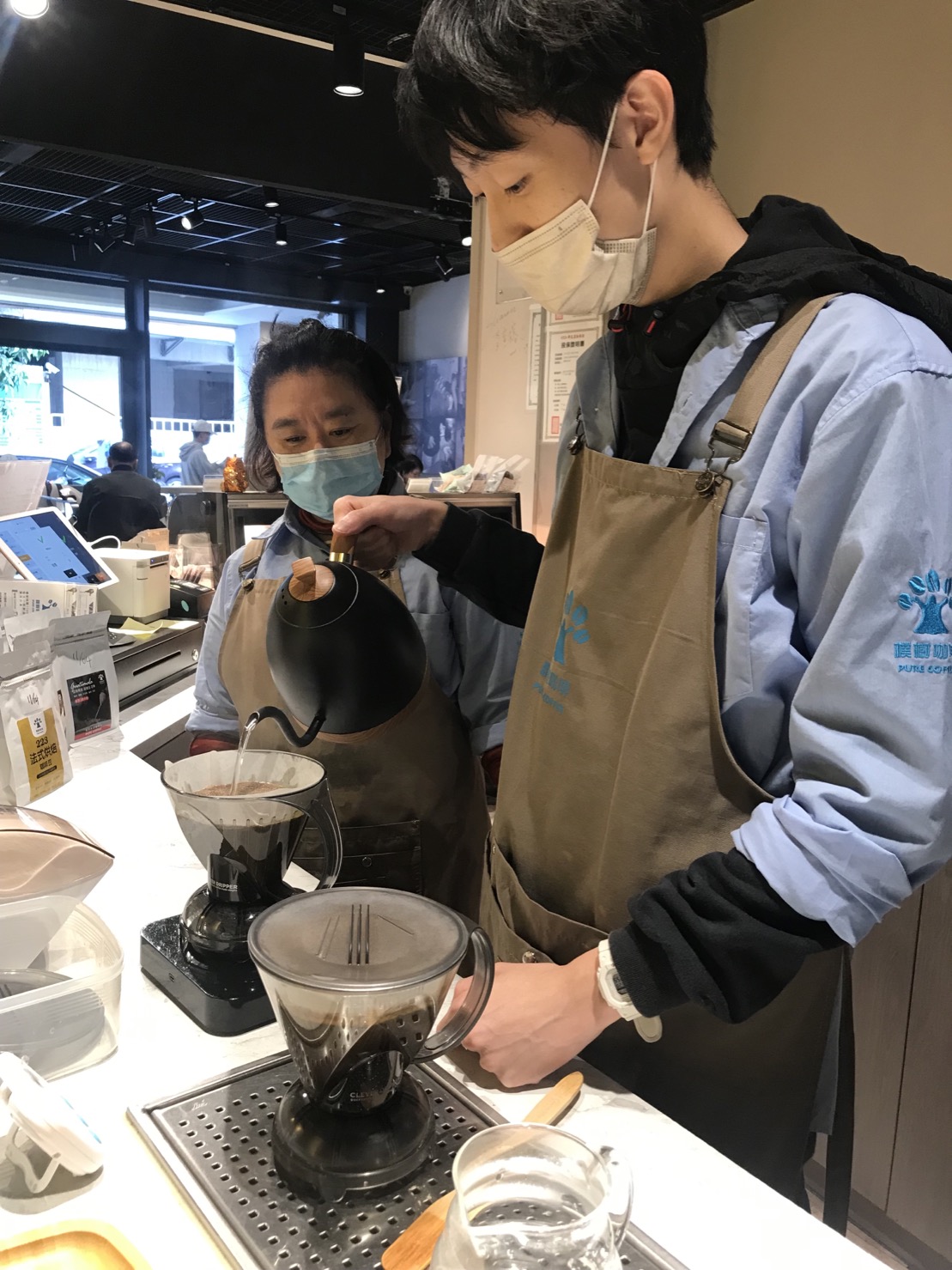 圖1、員工認真煮手沖咖啡，用心給每一位顧客好咖啡