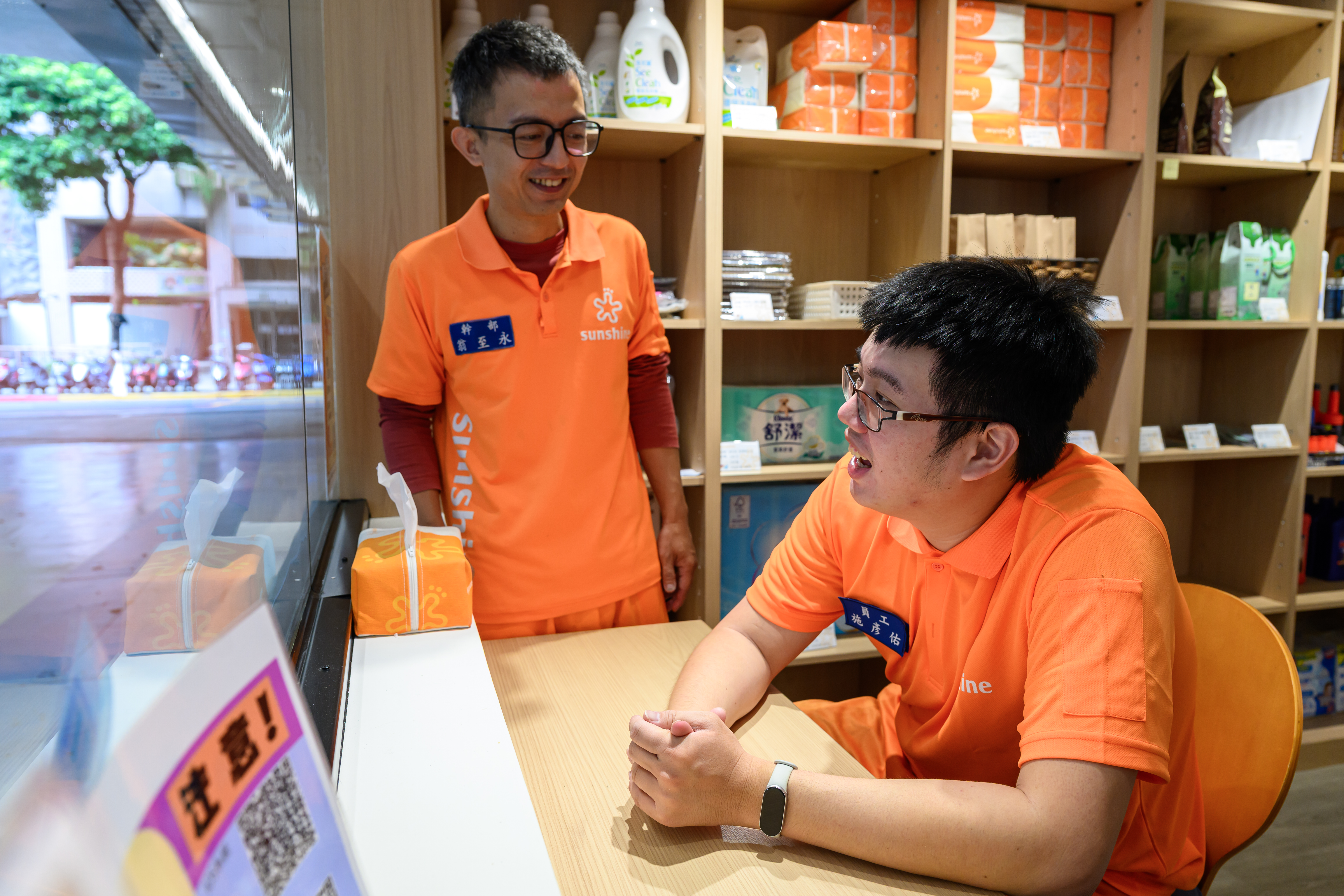 施彥佑在就服員的一對一陪伴與指導下,逐步建立自信與安全感,讓他在工作中表現更穩定。