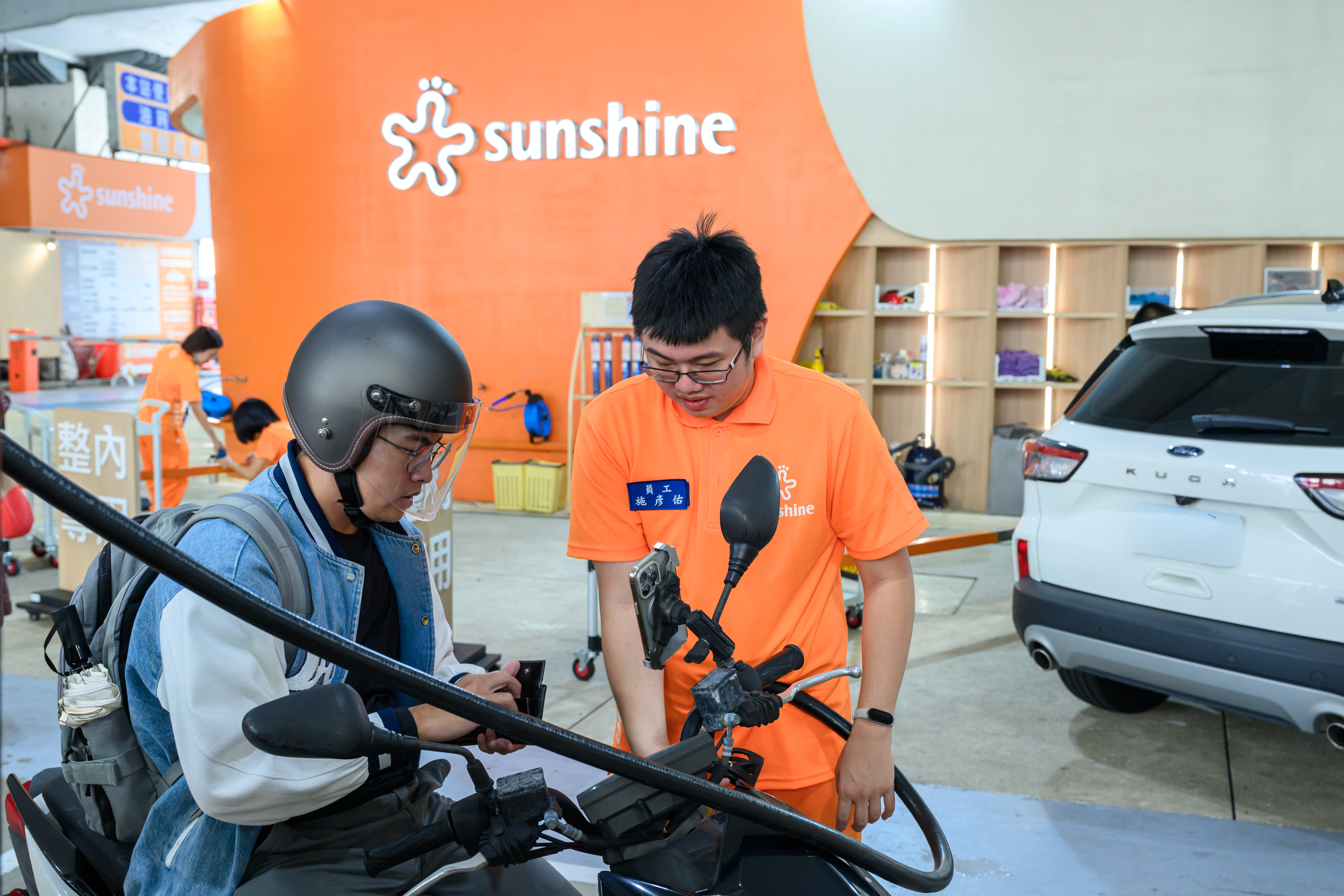 施彥佑已能獨立、從容地完成為客人加油、收款與找零等服務流程,展現自信而熟練的專業表現。