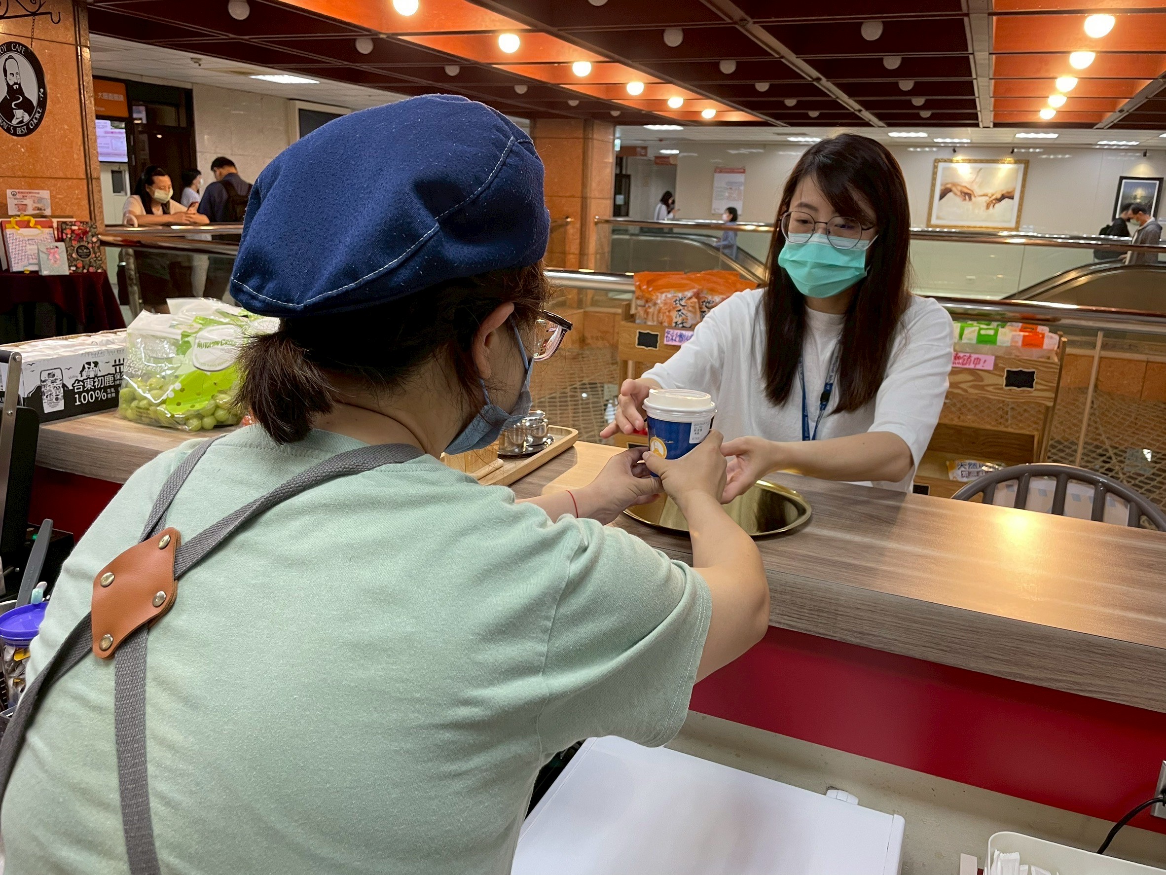 圖2.餐點完成後，親手交給顧客，能聽見一句「謝謝」，對員工來說都是鼓勵！