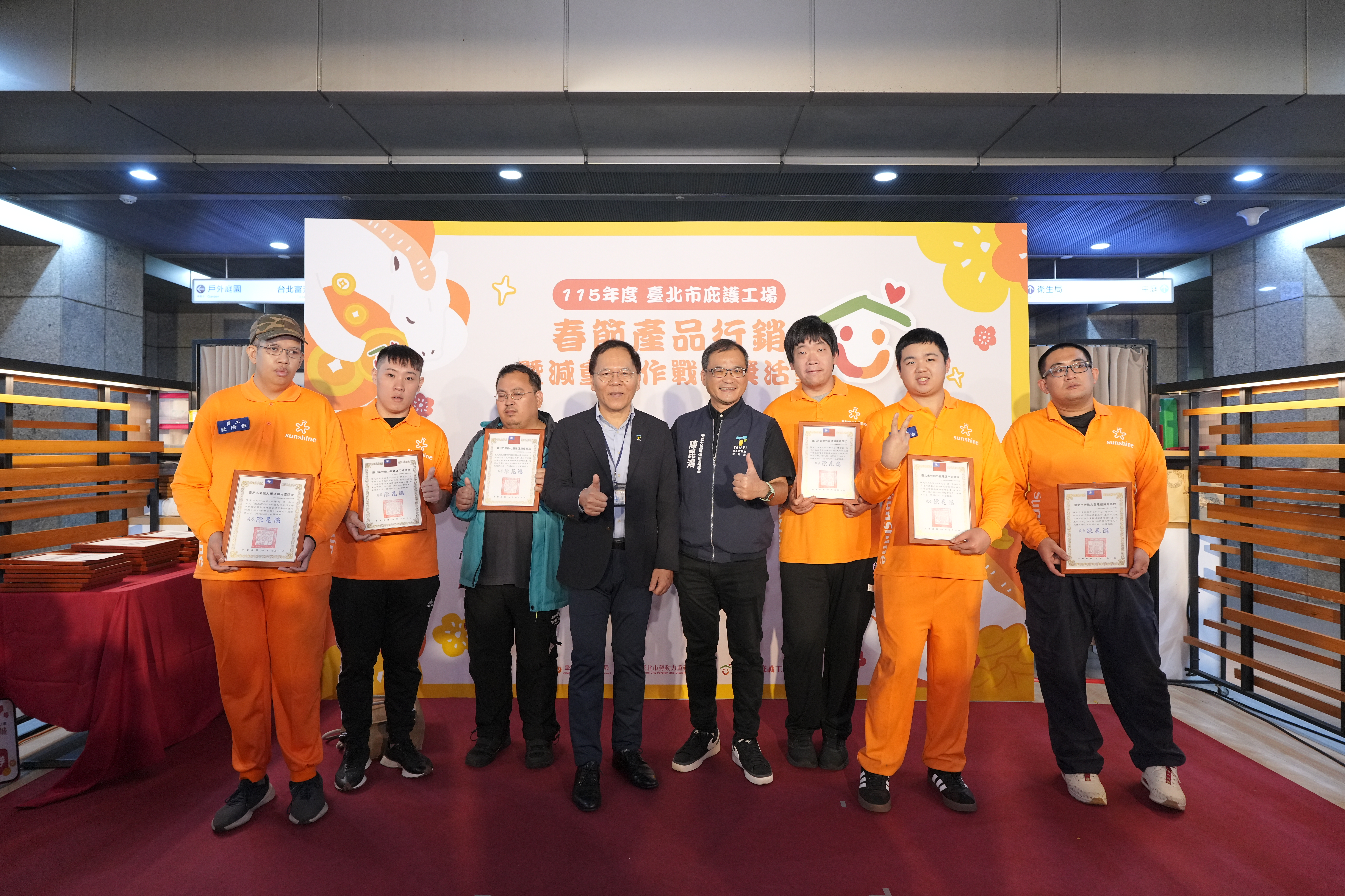 「減重大作戰」頒獎合影，見證健康行動的努力與成果。