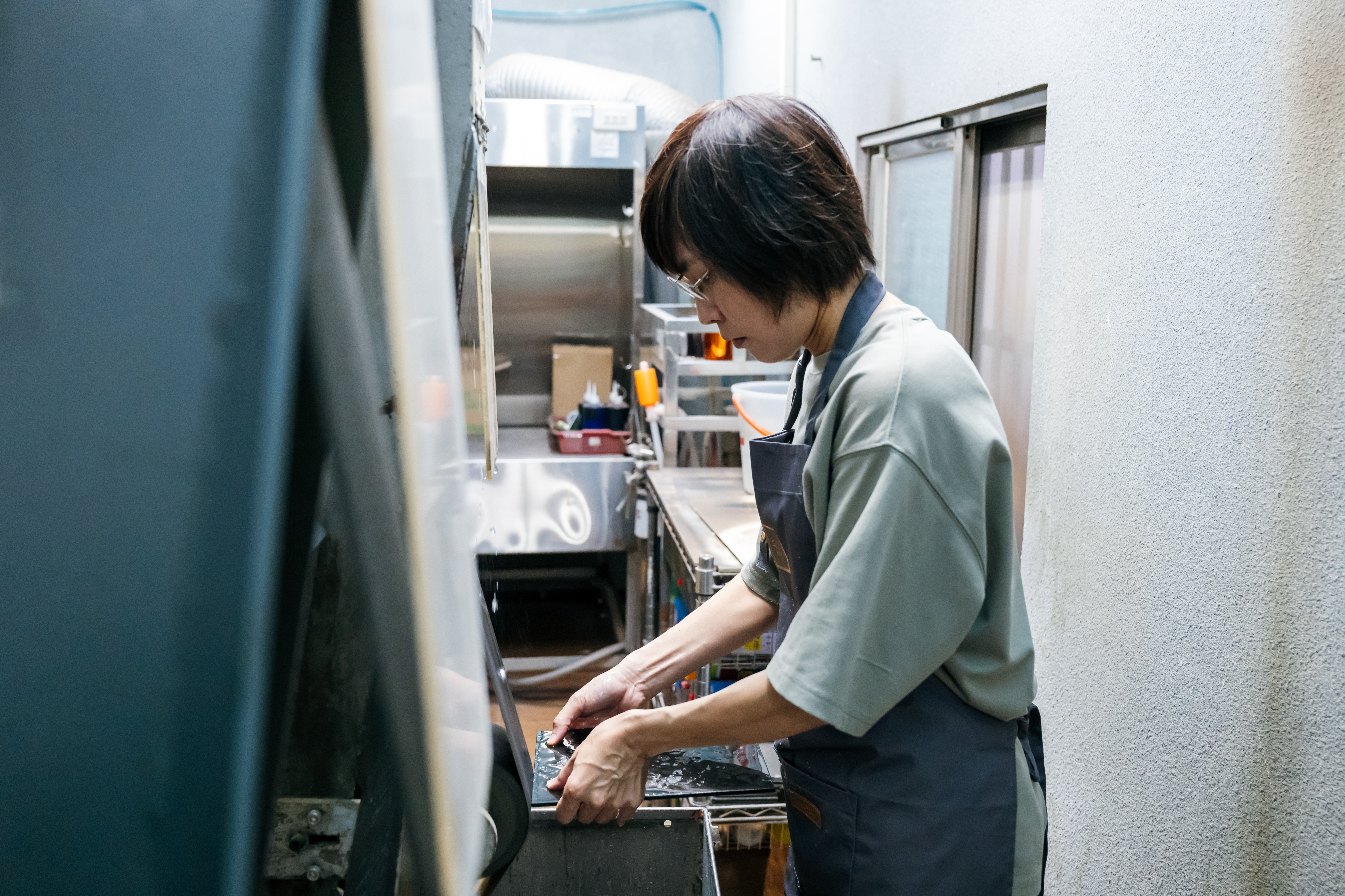 圖1.郁婷專注地在處理玻璃過程