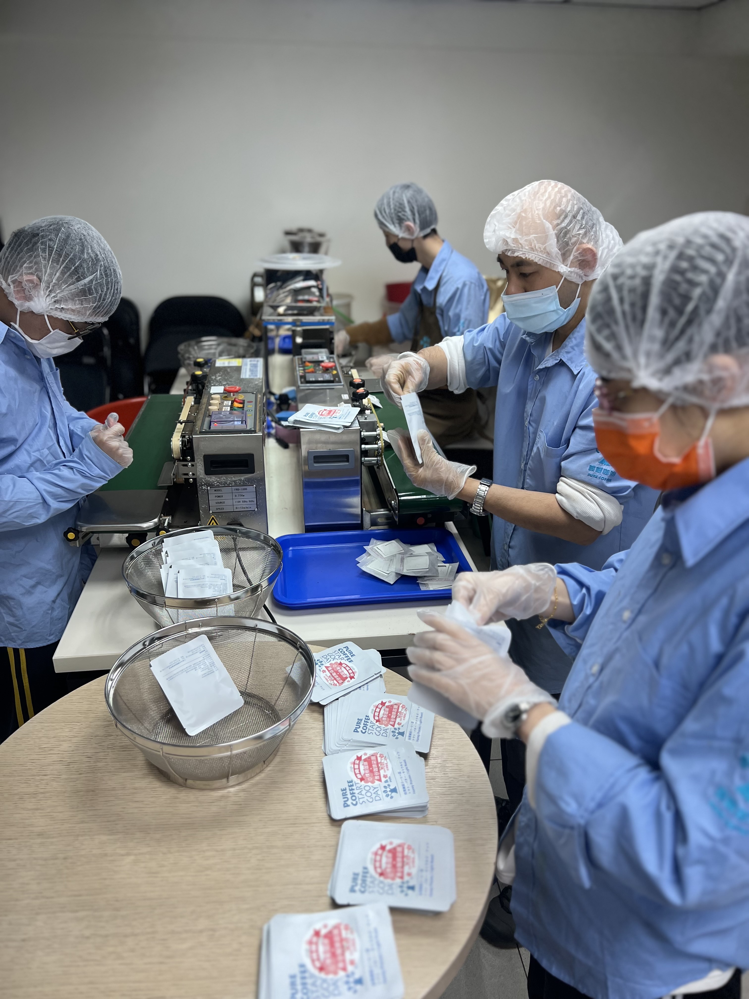 圖3、員工仔細替每一個咖啡包貼上標籤，神情認真專注