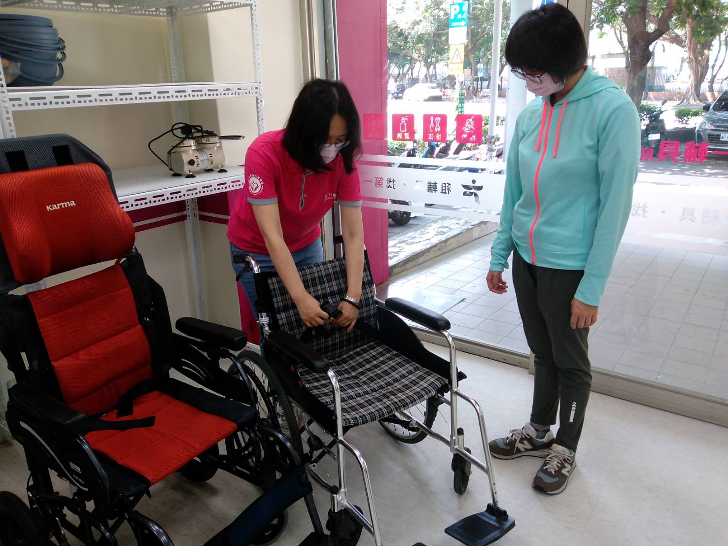 員工細心和顧客介紹輔具，教導使用方法