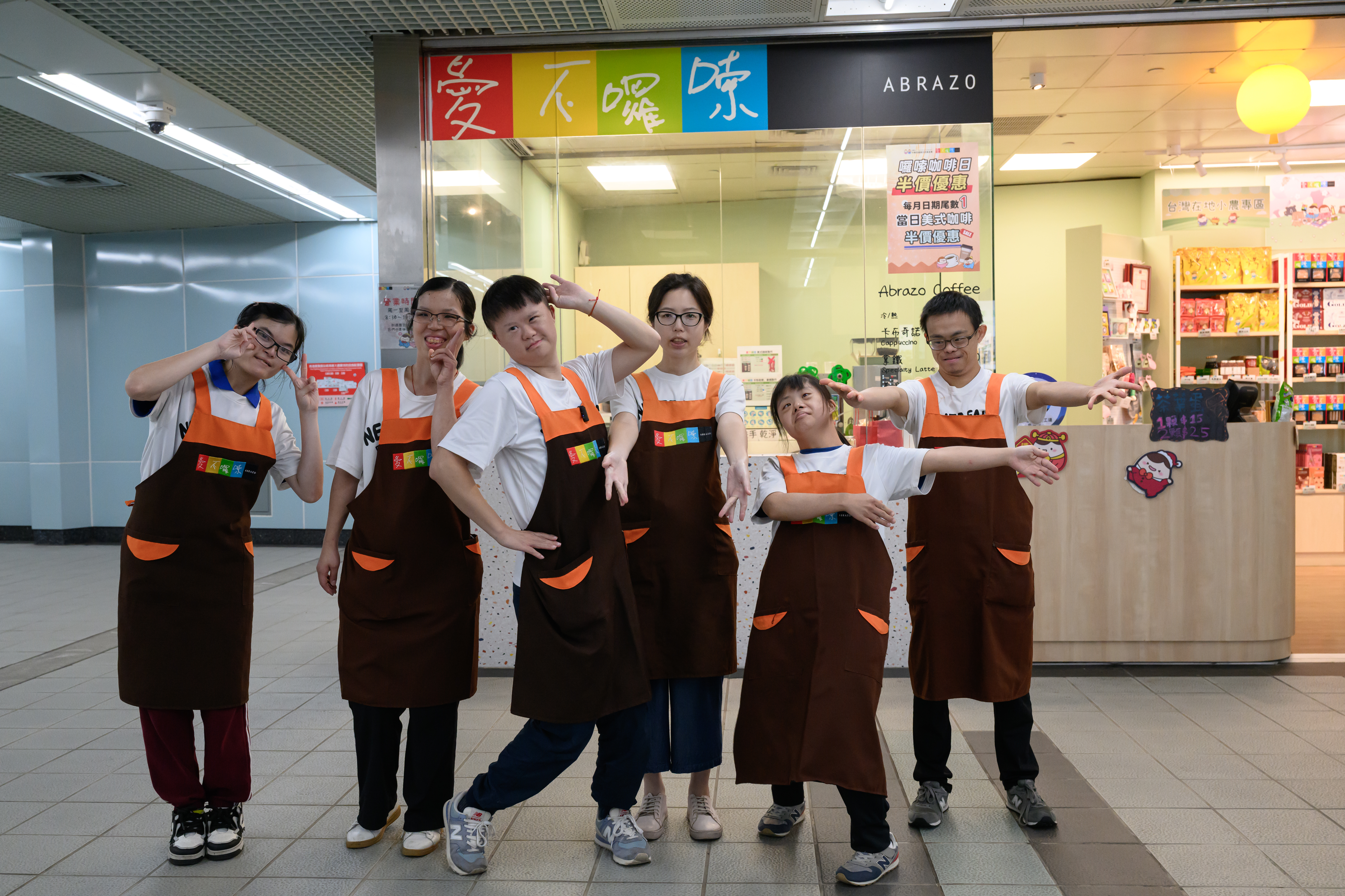 圖說：活潑熱情，歡笑滿分！愛不囉嗦南港店的夥伴們以最燦爛的笑容迎接每一位來賓，期待與您在店內相遇。