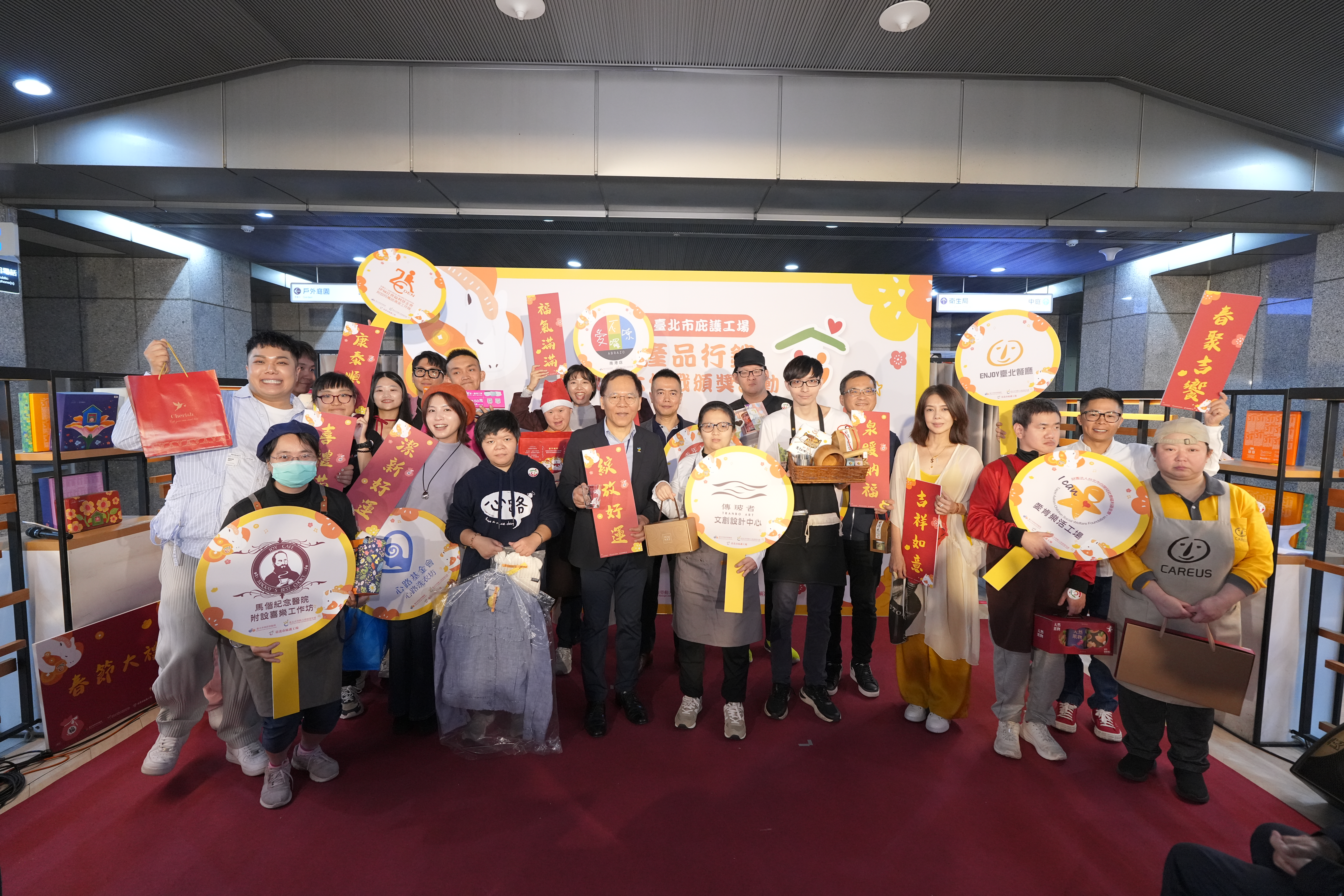 長官、企業、網紅藝人與庇護夥伴走秀後大合照，展現公益共融與社會關懷精神。