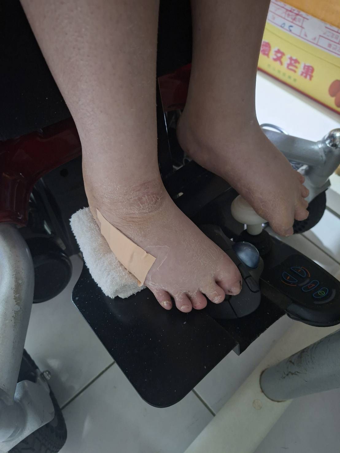  黃瀅芝的作業通常在電腦前以腳操作滑鼠與鍵盤，完成企畫。（照片：黃瀅芝提供）