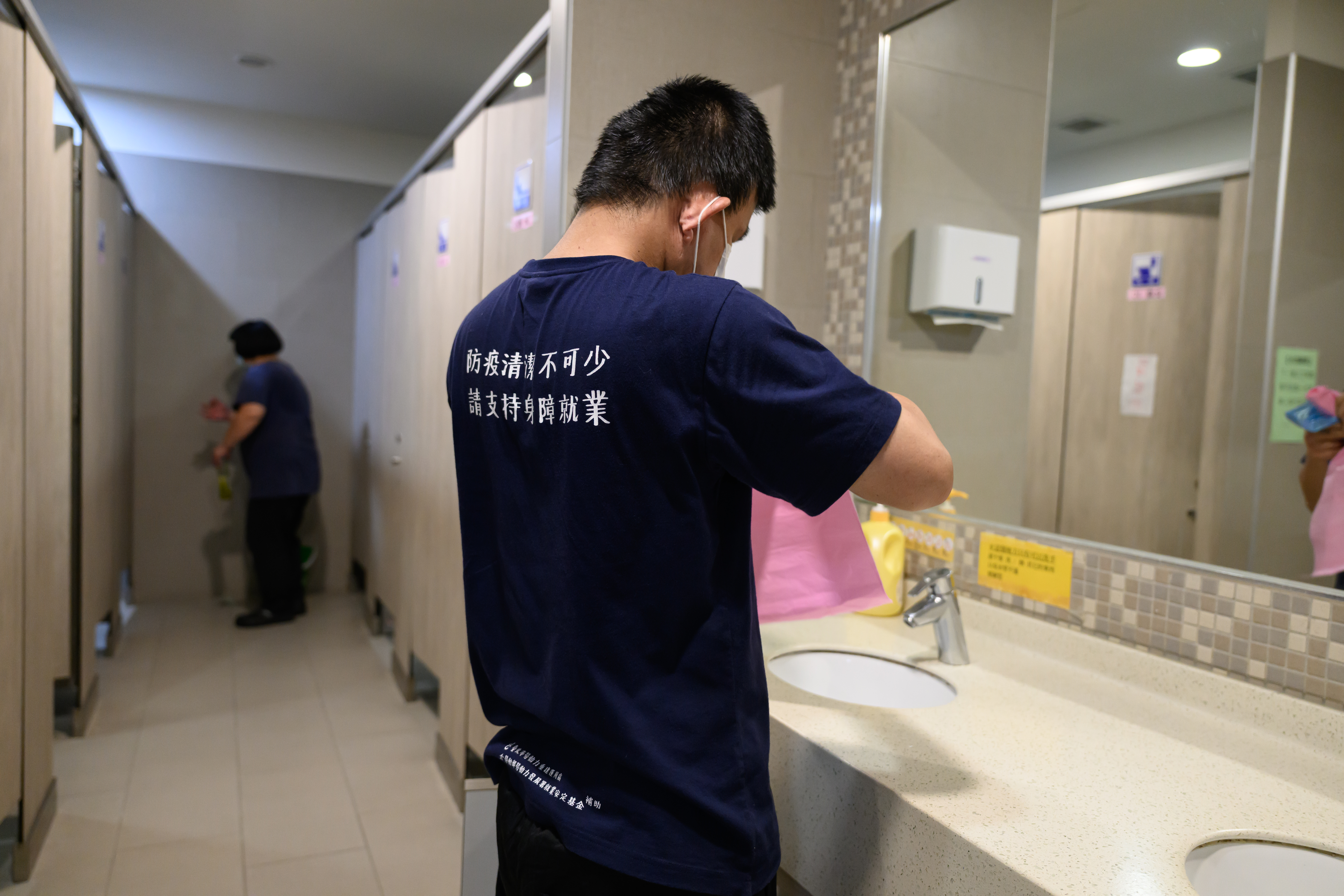 圖說：夥伴在工作現場細心執行清潔任務，透過一絲不苟的清潔維護，為大眾創造乾淨舒適的使用空間。