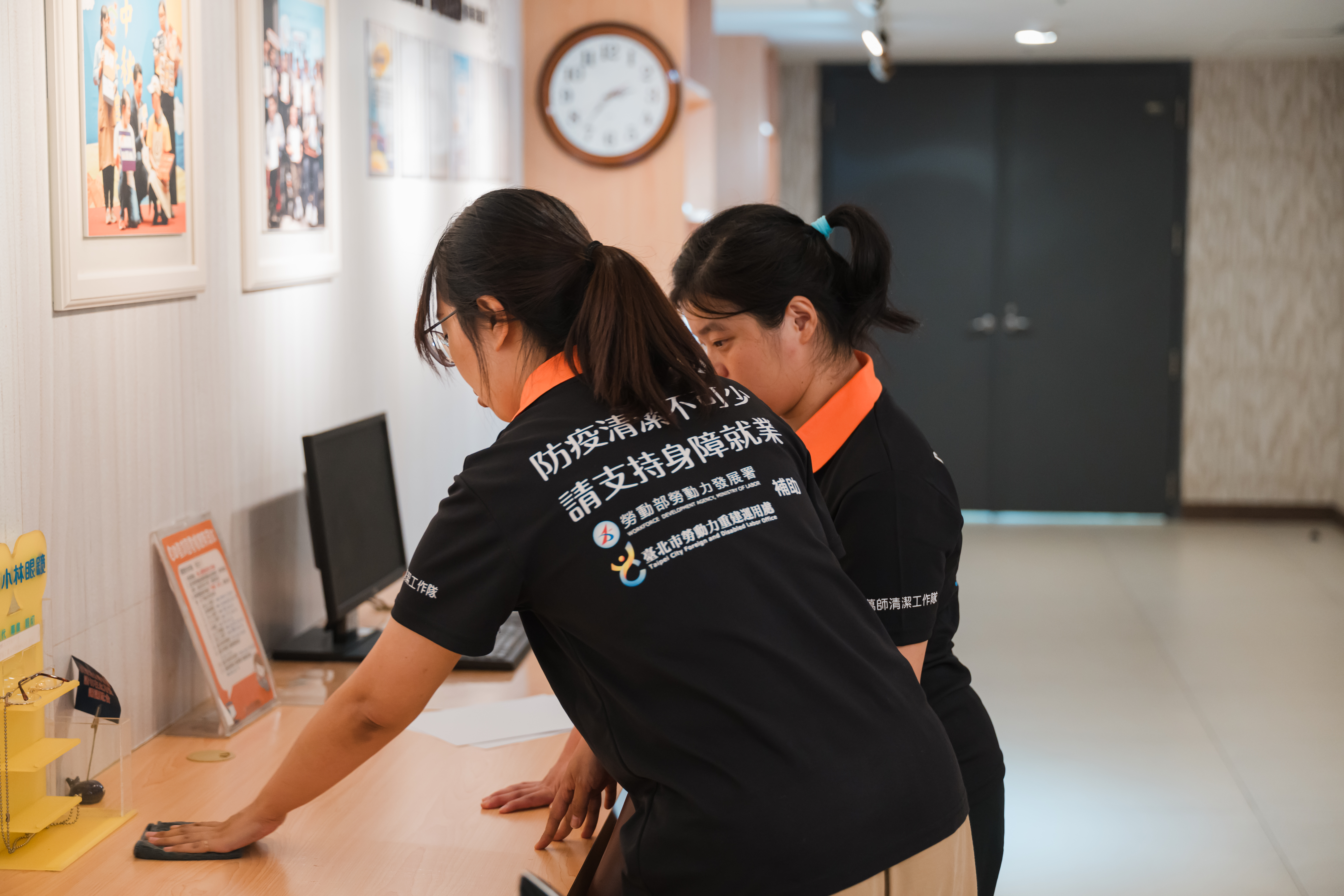 從第一線開始理解需求—蔡依靜與庇護員工共同執行清潔作業。